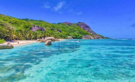 Téléchargez les photos : Anse Source Argent, La Digue. Vue aérienne incroyable depuis un drone par une belle journée ensoleillée - Îles Seychelles - en image libre de droit