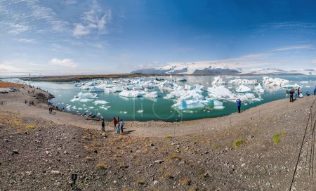 Foto de Vista panorámica de la laguna de Jokulsarlon en el sur de Islandia. Colores de verano. - Imagen libre de derechos