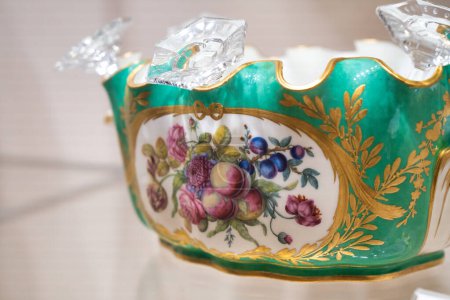 Téléchargez les photos : Vienne, Autriche - 21 août 2022 : Collections de vaisselle en porcelaine du Musée Sissi. - en image libre de droit