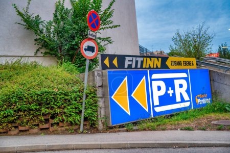 Téléchargez les photos : Vienne, Autriche - 21 août 2022 : Panneau d'entrée du parc et de la promenade P + R dans la banlieue de Vienne. - en image libre de droit