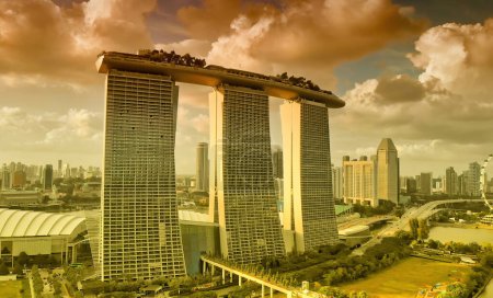 Foto de SINGAPUR - 2 de junio de 2020: Paisaje aéreo de la ciudad desde los jardines de la bahía.. - Imagen libre de derechos