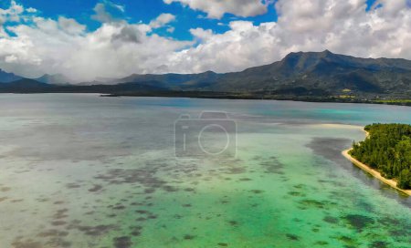 Téléchargez les photos : Ile Aux Benitiers, Mauritius Island. Amazing aerial view with Mauritius Island on the background. - en image libre de droit