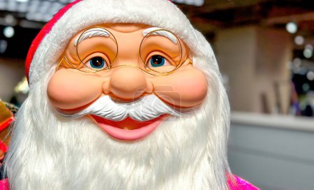 Téléchargez les photos : Marionnette de Père Noël dans un magasin pour les vacances de Noël. - en image libre de droit
