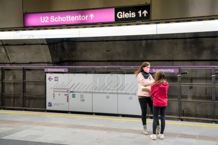 Foto de Niña con su madre en una estación de metro de Viena. - Imagen libre de derechos