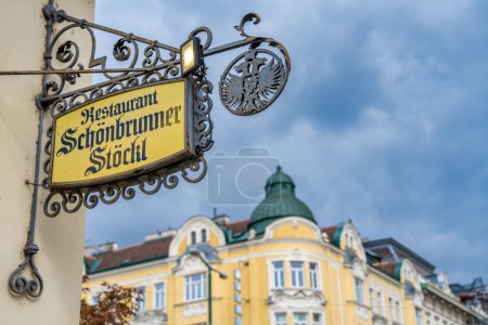 Foto de Viena, Austria - 20 de agosto de 2022: Signo de restaurante en Schonbrunn Park. - Imagen libre de derechos