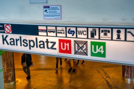 Foto de Viena, Austria - 22 de agosto de 2022: La gente camina en la estación de metro. - Imagen libre de derechos