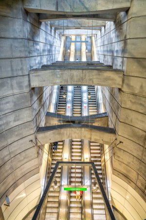 Téléchargez les photos : Escalier long et escalator dans une station de métro moderne de Vienne, Autriche. - en image libre de droit