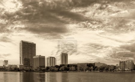 Foto de Orlando vista panorámica desde el lago Eola al atardecer, Florida. - Imagen libre de derechos
