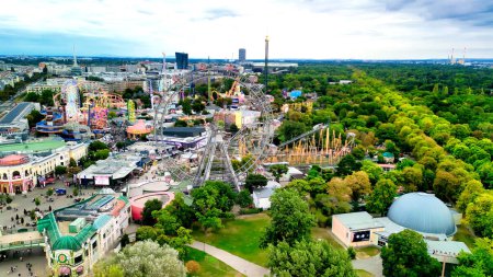 Téléchargez les photos : Vue aérienne du parc d'attractions Prater et du paysage urbain de Vienne, Autriche. - en image libre de droit