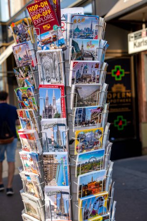 Téléchargez les photos : Vienne, Autriche - 19 août 2022 : Cartes postales dans un magasin. - en image libre de droit