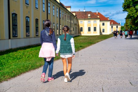 Téléchargez les photos : Une femme avec sa fille entrant dans le parc Schonbrunn à Vienne. - en image libre de droit