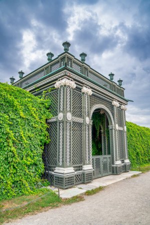 Téléchargez les photos : Vienna Schonbrunn Park and Palace en saison estivale, Autriche - en image libre de droit