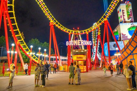 Téléchargez les photos : Vienne, Autriche - 20 août 2022 : Parc d'attractions Prater avec attraction Boomerang. - en image libre de droit