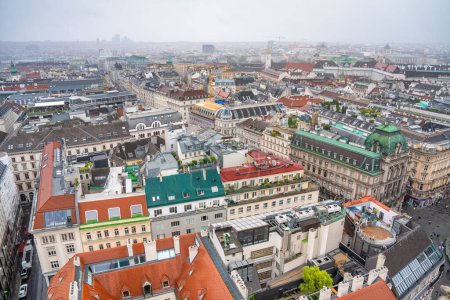 Téléchargez les photos : Vue aérienne des bâtiments centraux de Vienne par une journée nuageuse d'été, Autriche. - en image libre de droit