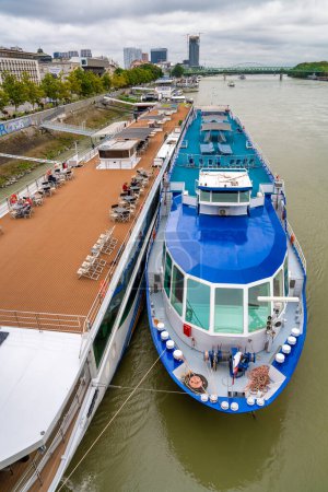 Téléchargez les photos : Bratislava, Slovaquie - 23 août 2022 : Skyline de la ville et ferry le long du Danube. - en image libre de droit