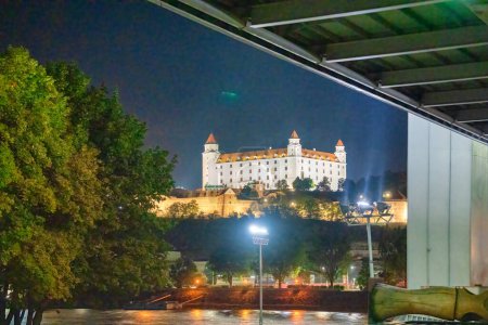 Foto de Castillo de Bratislava por la noche desde el puente de la ciudad, Eslovaquia - Imagen libre de derechos