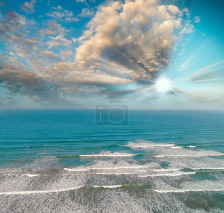 Foto de Hermosas olas a lo largo de la costa al atardecer, vista aérea desde el dron. - Imagen libre de derechos