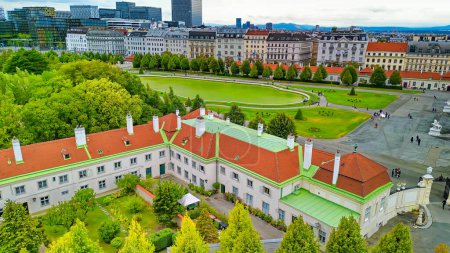 Foto de Vista aérea del famoso Schloss Belvedere de Viena, construido por Johann Lukas von Hildebrandt como residencia de verano para el príncipe Eugenio de Saboya. - Imagen libre de derechos