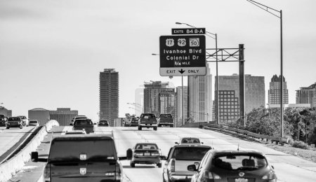Téléchargez les photos : Orlando, FL - February 17, 2016: Interstate traffic to Downtown Orlando. - en image libre de droit