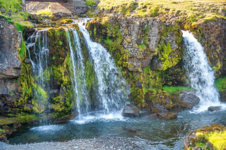 Téléchargez les photos : Kirkjufellfoss cascades par une journée ensoleillée, Islande. - en image libre de droit
