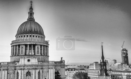 Téléchargez les photos : Cathédrale Saint-Paul la nuit, Londres - en image libre de droit