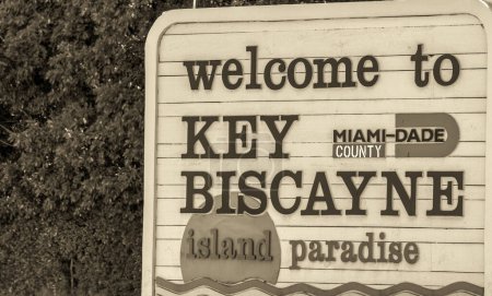 Téléchargez les photos : Bienvenue à Key Biscayne panneau routier à Miami, Floride - en image libre de droit