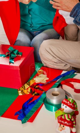 Foto de Familia en casa con cajas de regalo de Navidad
. - Imagen libre de derechos