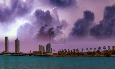 Téléchargez les photos : Miami Beach et Miami Port panoramiques pendant une tempête, Floride États-Unis. - en image libre de droit