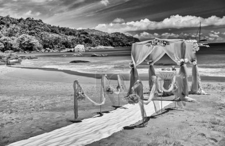 Téléchargez les photos : Configuration du kiosque de mariage. Mariage de destination sur une plage de sable blanc en été. Mariage exotique sur une île isolée. - en image libre de droit