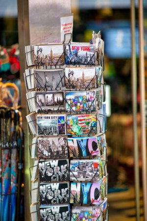 Foto de Nueva York, NY - 30 de noviembre de 2018: Nueva York postales a la venta en una tienda de la ciudad. - Imagen libre de derechos