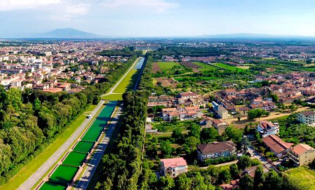 Téléchargez les photos : Reggia di Caserta, Italie. Vue aérienne des célèbres jardins royaux d'un drone pendant la saison estivale - en image libre de droit