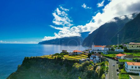 Téléchargez les photos : Aerial view of Seixal coastline in Madeira, Portugal. - en image libre de droit