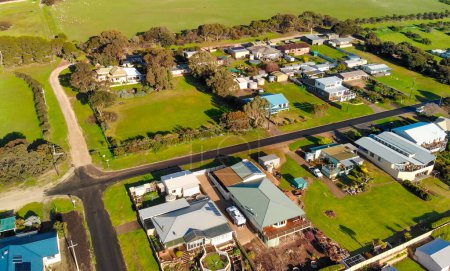 Foto de Emu Bay homes and coastline, Kangaroo Island from drone, Australia. - Imagen libre de derechos