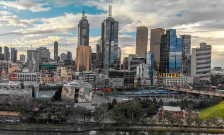 Foto de MELBOURNE, AUSTRALIA - 6 DE SEPTIEMBRE DE 2018: Vista aérea del paisaje urbano al atardecer. Más de 15 millones de turistas visitan Melbourne anualmente
. - Imagen libre de derechos
