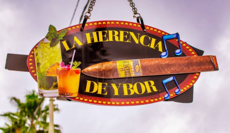Téléchargez les photos : Ybor City, FL - 6 février 2016 : Entrée du magasin de cigares La Herencia de Ybor. - en image libre de droit
