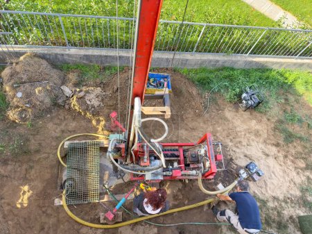 Téléchargez les photos : Préparation pour creuser un puits à l'extérieur de la maison. Outils pour la construction extérieure. - en image libre de droit