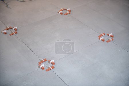 Foto de Colocando las baldosas en el suelo. Mudarse a un nuevo concepto de casa. - Imagen libre de derechos