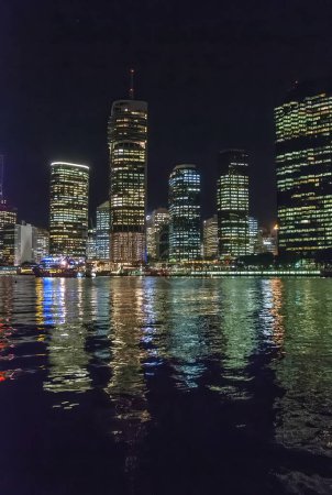 Téléchargez les photos : Brisbane nuit ville skyline et réflexions fluviales - Queensland, Australie. - en image libre de droit