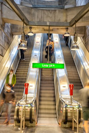 Téléchargez les photos : Escalier long et escalator dans une station de métro moderne de Vienne, Autriche. - en image libre de droit