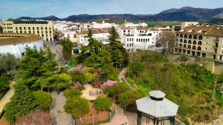 Foto de Vista aérea de Ronda Plaza de Toros y paisaje urbano medieval. Esta es la principal ciudad blanca de Andalucía, España. - Imagen libre de derechos