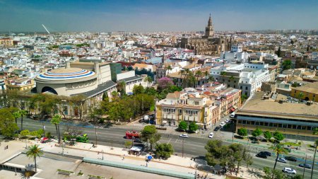 Téléchargez les photos : Sevilla, Andalousie. Vue aérienne de belles rues de la ville et des bâtiments par une matinée ensoleillée - Espagne - en image libre de droit