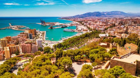 Málaga, Andalucía. Vista aérea del horizonte de la ciudad desde el castillo en un hermoso día de primavera, España
