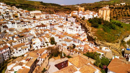 Téléchargez les photos : Vue aérienne de Setenil de las Bodegas, Andalousie. Il est célèbre pour ses habitations construites dans des surplombs rocheux au-dessus du fleuve, Espagne - en image libre de droit
