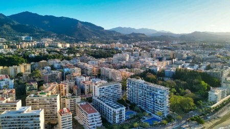 Téléchargez les photos : Marbella, Andalousie. Magnifique vue aérienne du paysage urbain le long de la côte à l'aube, Espagne - en image libre de droit