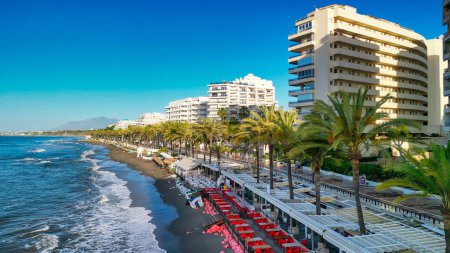 Téléchargez les photos : Marbella, Espagne - 7 avril 2023 : Restaurant le long de la plage au lever du soleil. - en image libre de droit