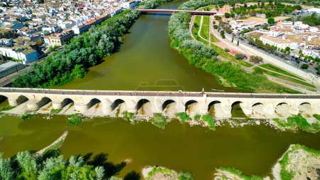 Foto de Córdoba, Andalucía. Vista aérea de edificios medievales de la ciudad y puente en un soleado día de primavera - España - Imagen libre de derechos