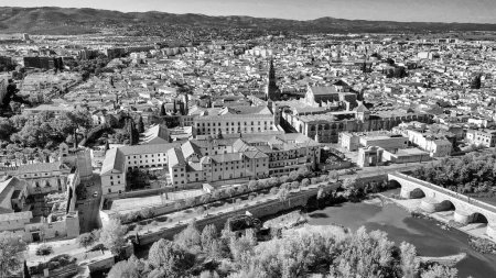 Téléchargez les photos : Cordoue, Andalousie. Vue aérienne des bâtiments médiévaux de la ville par une journée ensoleillée de printemps - Espagne - en image libre de droit