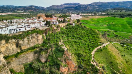 Foto de Vista aérea de Ronda, la principal ciudad blanca de Andalucía, España. - Imagen libre de derechos