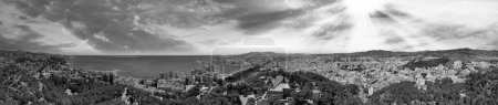 Téléchargez les photos : Malaga, Andalousie. Vue aérienne des toits de la ville depuis le château par une belle journée de printemps, Espagne - en image libre de droit