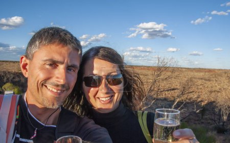 Foto de Selfie de una feliz pareja caucásica de vacaciones relajándose en la cena en el interior australiano. - Imagen libre de derechos